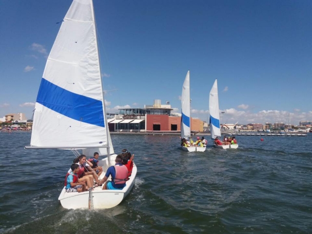 Alumnos en tres barcos a vela